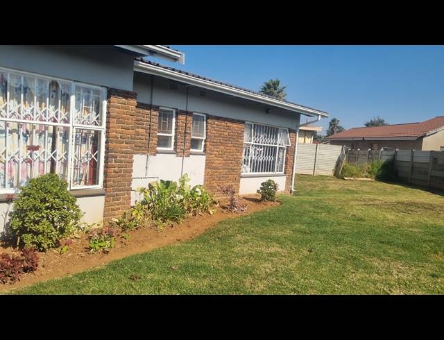 4 BEDROOM HOUSE FOR SALE IN BARRY HERTZOG PARK